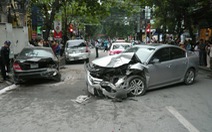 ​Ôtô gây tai nạn liên hoàn trên phố Bà Triệu