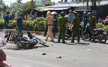 Cột đèn ngã đè, ba người bị thương