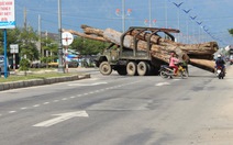 Xe chở gỗ "siêu khủng" ngông nghênh đường phố