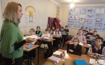 Không ai trả lương cho giáo viên và bác sĩ đông Ukraine