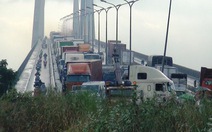 Xe cộ “chết cứng” trên cầu Phú Mỹ hơn 2 giờ