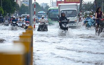 Mưa 4 buổi chiều liên tiếp, dân Sài Gòn khốn khổ lội nước