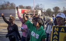Cảnh sát Mỹ bắn thanh niên da đen xin từ chức