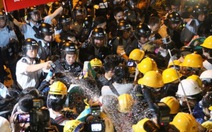Tràn vào trụ sở chính quyền Hong Kong, 40 người bị bắt