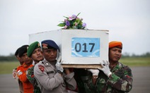 Tìm các thi thể nạn nhân QZ8501 còn đeo dây an toàn