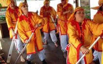 ​Tour du lịch hát bả trạo phục vụ khách Tây