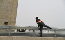 Những hình ảnh xấu xí nguy hiểm trên cầu Nhật Tân