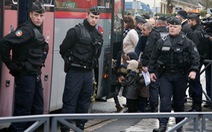 Tiêu diệt 3 kẻ bắt cóc con tin: Nước Pháp rúng động