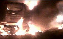 Pakistan: xe buýt đâm xe bồn bốc cháy, ít nhất 50 người chết