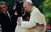 Bé gái Philippines 12 tuổi khiến Giáo hoàng "chấn động"