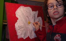 6 tuổi vẽ tranh làm từ thiện cho trẻ em khu ổ chuột