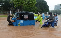 Nhiều nơi nước lũ ngập tới thắt lưng ở Jakarta