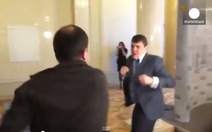 Hai ông nghị đánh nhau như võ sĩ tại quốc hội Ukraine