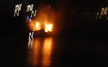 Tàu cá bốc cháy giữa đêm trên sông Hàn, Đà Nẵng