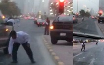 "Mưa tiền" gây hỗn loạn giao thông ở Dubai