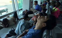 Vietjet Air hoãn gần 12 giờ, hành khách mệt mỏi ở sân bay