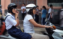 ​Bắt buộc học sinh đội mũ bảo hiểm khi ngồi trên xe máy