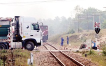 Lạnh người trước hình ảnh "Tranh đường với tàu hỏa”