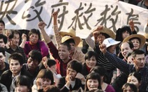 ​Người biểu tình Trung Quốc uống thuốc trừ sâu