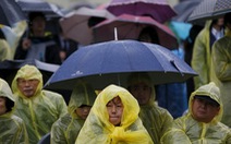 ​Chùm ảnh người Hàn Quốc đội mưa tưởng niệm thảm họa Sewol