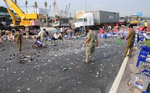 CSGT cùng dân giúp tài xế nhặt bia bị đổ xuống đường