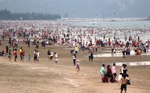 Hàng vạn du khách đổ về biển Cửa Lò, Đồng Hới