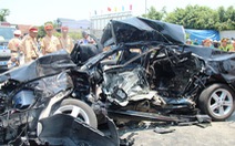 Ôtô 4 chỗ nát bấy sau tai nạn, 4 người tử vong
