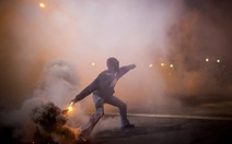Cảnh sát Mỹ dùng lựu đạn khói giải tán người biểu tình