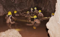 ​Du khách nước ngoài thích thú với tắm bùn ở hang Tối
