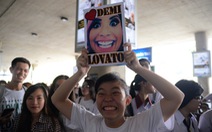 Fan trẻ rủ rê Demi Lovato chụp ảnh tự sướng ở sân bay