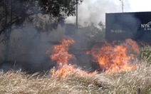 Đồng cỏ chân cầu Giồng liên tiếp bốc cháy sát đường xe tải