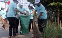 ​Tặng bồn nước, thùng rác cho hàng trăm hộ dân