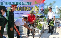 Báo Tuổi Trẻ trồng cây xanh trên đảo Phan Vinh (Trường Sa)