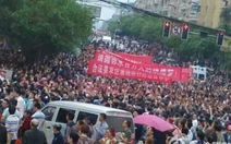 Trung Quốc: Hàng ngàn người tuần hành đụng độ cảnh sát