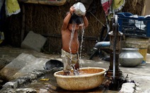 Trẻ em Ấn Độ bơ phờ trong nắng nóng