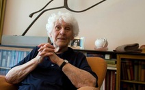 ​Cụ bà 102 tuổi nhận bằng tiến sĩ