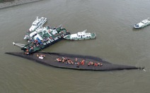 Trung Quốc huy động 4.000 người cứu hộ tàu lật giữa sông