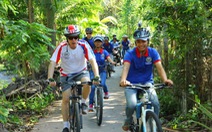 ​Đại sứ Hoa Kỳ đạp xe, trò chuyện cùng nông dân Cần Thơ