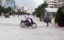 Ngang nhiên chạy xe trên phố đi bộ Nguyễn Huệ
