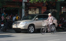Đôi nam nữ trên ôtô bị tạt axit giữa phố Hải Phòng