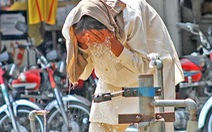Nắng nóng thiêu đốt, 570 người Pakistan chết