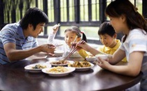 5 lợi ích khi trẻ ăn cơm  cùng cha mẹ