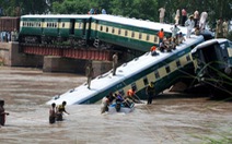 ​Pakistan: sập cầu, tàu hỏa rơi xuống kênh, 19 người chết