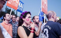 Dân Hi Lạp biểu tình đi hay ở trước trưng cầu dân ý