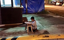 Bức ảnh cậu bé Philippines học trên vỉa hè gây xúc động
