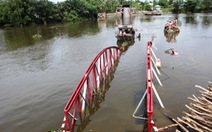 Sà lan kéo sập cầu Cái Tâm bắc qua sông Chợ Đệm