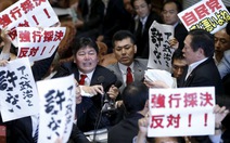Náo loạn tại Quốc hội Nhật vì dự luật phòng vệ tập thể