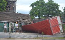 Ôtô tông thẳng nhà dân, 4 người thoát chết trong gang tấc