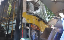 Xe buýt “điên” lao vào nhà dân, đâm liên hoàn gần 10 xe máy