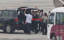 Bộ trưởng Phùng Quang Thanh tươi cười bước xuống máy bay
